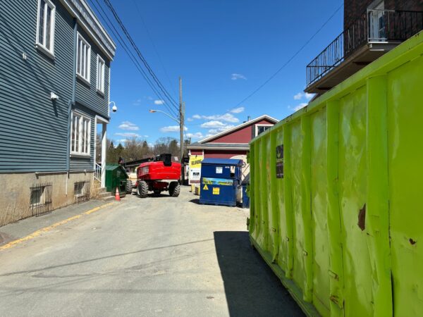 Présence marquée de conteneurs à déchets au cœur du village, encore une fois cette année