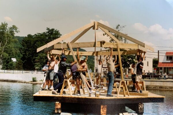Retour sur 1993 : la construction de la passerelle piétonnière de North Hatley