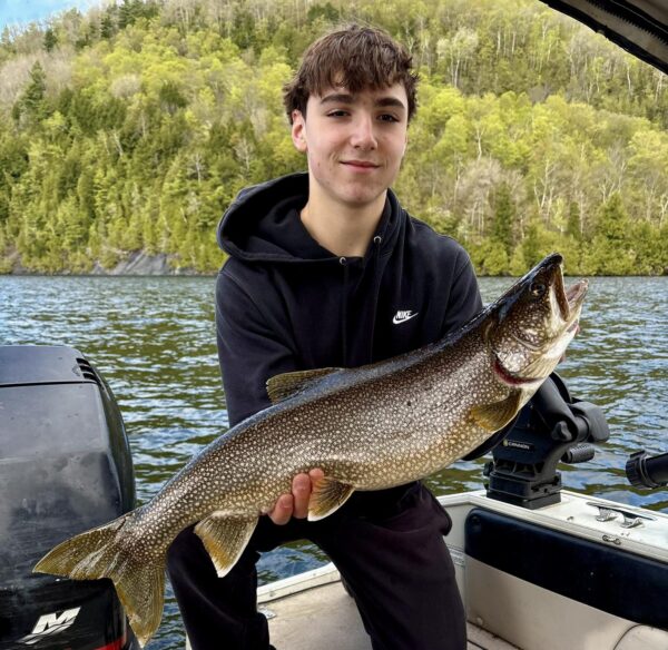Faites découvrir la pêche à la truite grise à vos jeunes! Camp pour les 10 à 16 ans dès le 27 juillet.