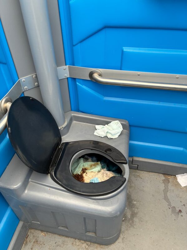Des toilettes verrouillées, des toilettes chimiques qui débordent… Quel bel accueil pour les cyclistes qui empruntent nos pistes!
